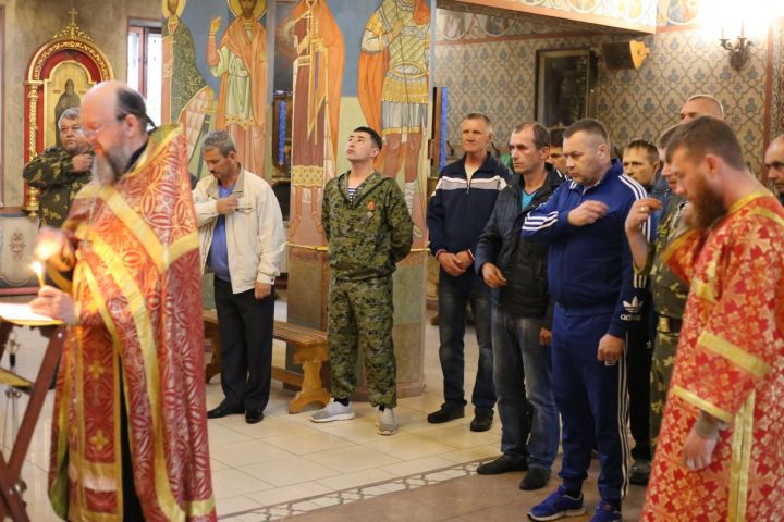 Ветераны погранслужбы подарили Храму Воскресения Христова икону Евгения Родионова