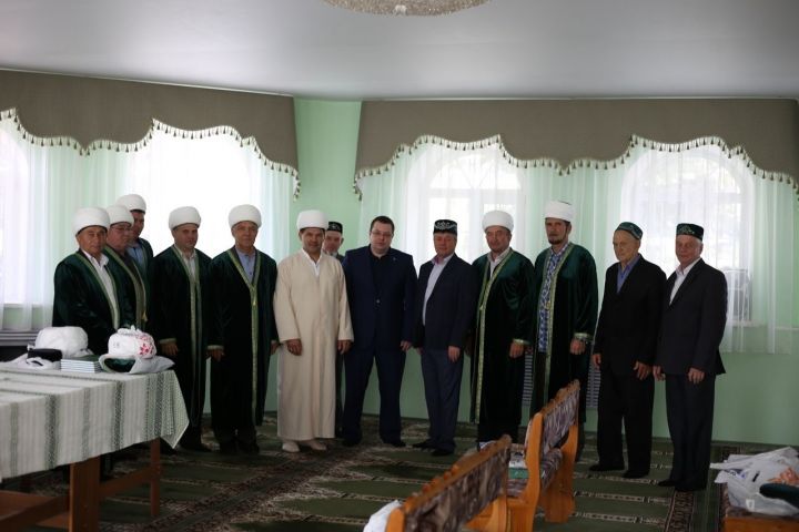 Глава района Сергей Демидов вручил имам-хатыйбам сельских мечетей Алексеевского района чапаны и чалмы