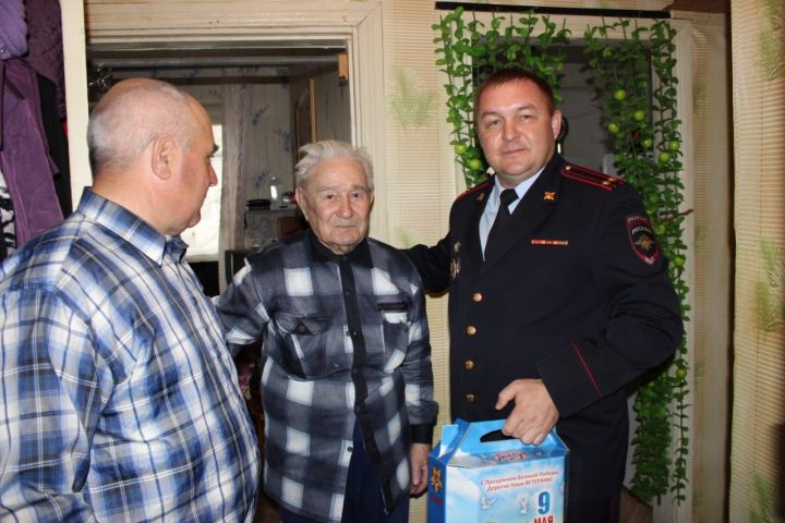 Начальник МВД по Алексеевскому району поздравил ветеранов