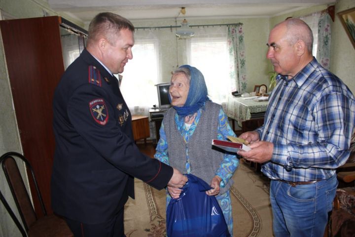 Начальник МВД по Алексеевскому району поздравил ветеранов