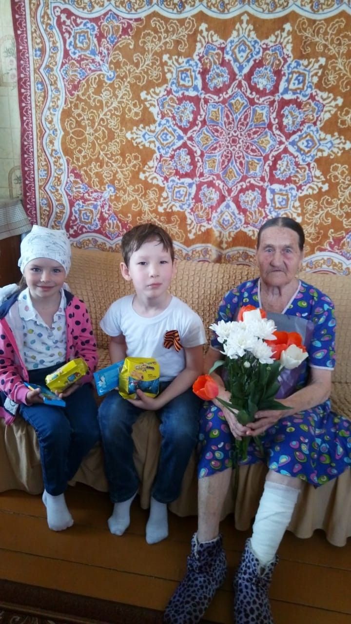 Воспитатели и воспитанники подготовительный группы Алексеевского детского сада №1 "Ромашка" посетили ветерана труда