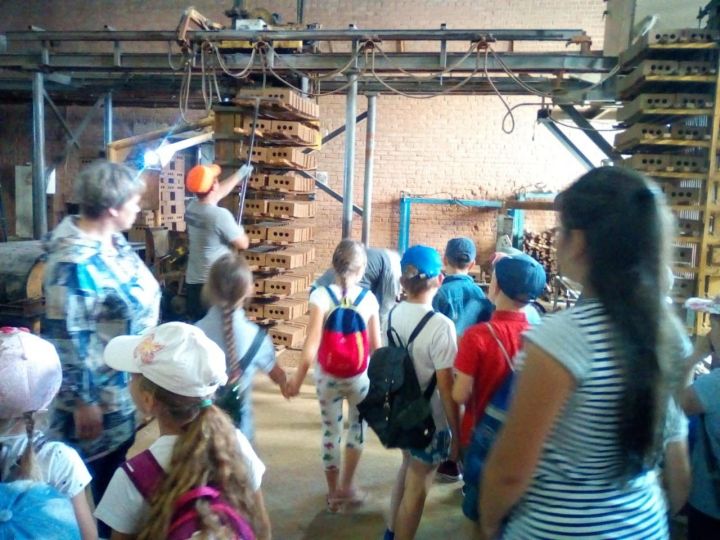 Ребята из пришкольного лагеря "Солнышко" Алексеевской СОШ №1 посетили с экскурсией Алексеевский кирпичный завод