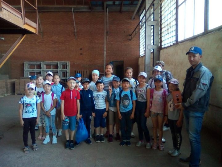 Ребята из пришкольного лагеря "Солнышко" Алексеевской СОШ №1 посетили с экскурсией Алексеевский кирпичный завод