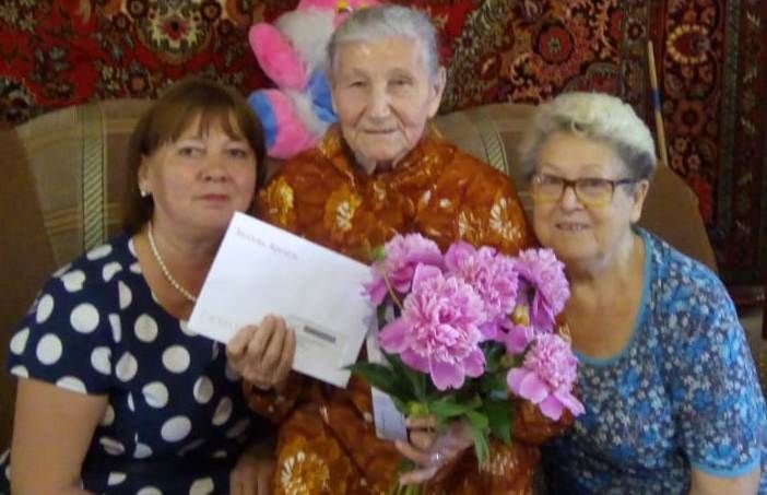 Поздравления с 90-летним юбилеем принимает труженица тыла - Машина Александра  Федоровна