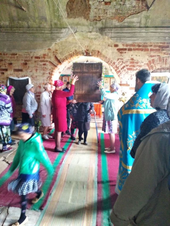 Фоторепортаж: В Базяковской церкви прошла Божественная Литургия в честь Тихвинской Божией Матери