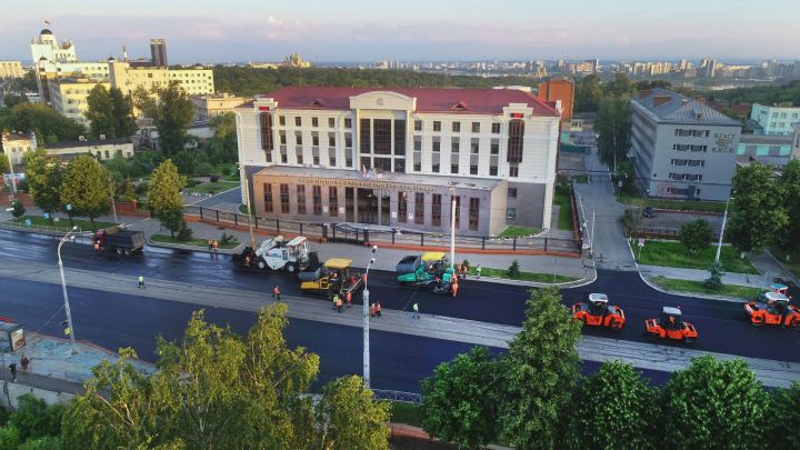 Работники «Алексеевскдорстроя» ремонтируют дороги в столице Татарстана
