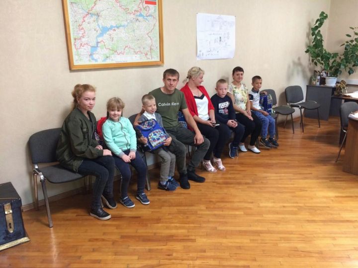 На Алексеевском молочном заводе состоялась акция "Помоги собраться в школу"