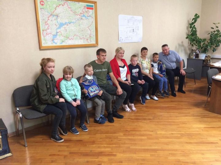 На Алексеевском молочном заводе состоялась акция "Помоги собраться в школу"