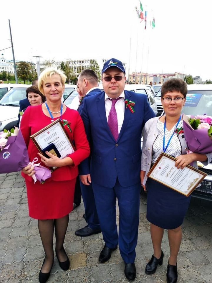 Фотофакт: Сегодня Президент РТ Рустам Минниханов вручил ключи от новых автомобилей победителям смотра-конкурса
