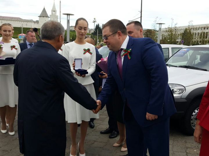 Фотофакт: Сегодня Президент РТ Рустам Минниханов вручил ключи от новых автомобилей победителям смотра-конкурса