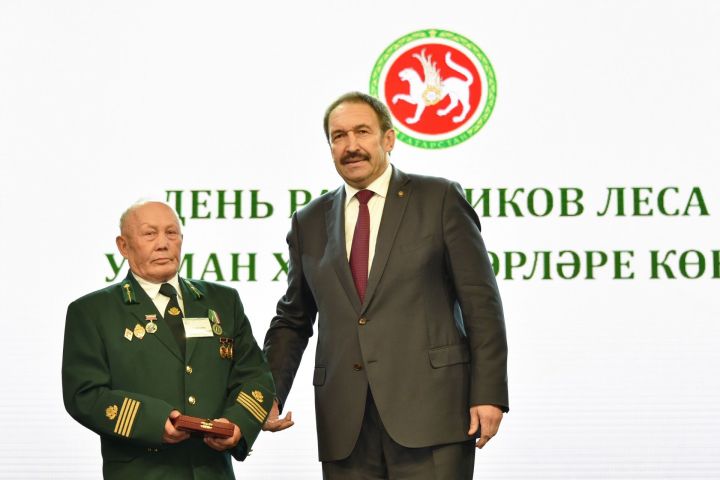 Премьер-министр РТ Алексей Песошин наградил лесника Билярского лесхоза