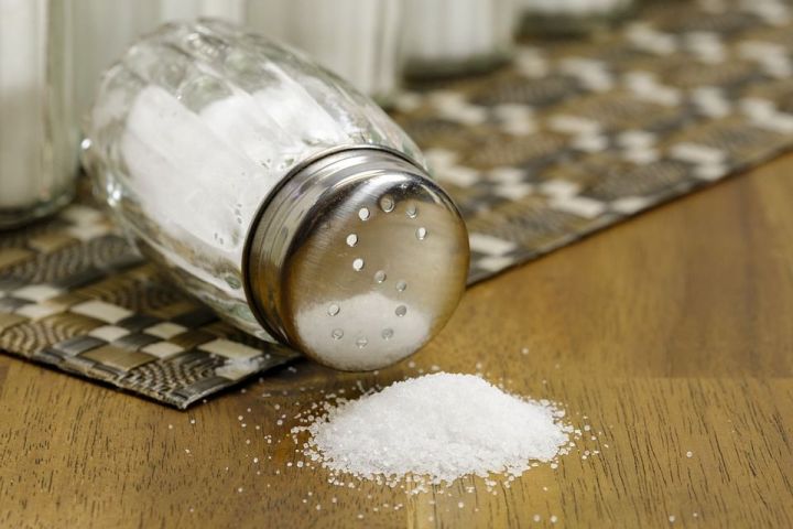 Почему по приметам не стоит за столом передавать друг другу соль