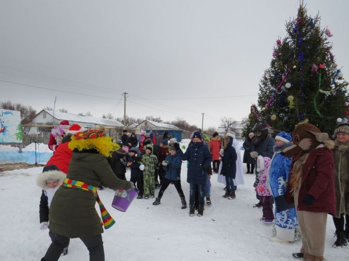 Фоторепортаж: В Ялкыне состоялось мероприятие под названием «Новый год отметим вместе – танцем, юмором и песней»
