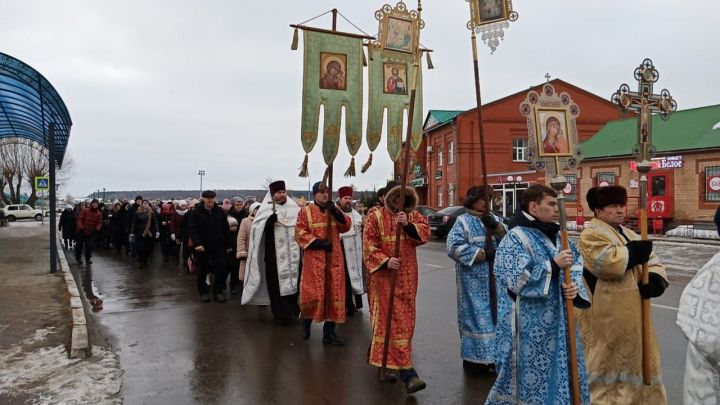 В Алексеевском крестным ходом до Ахтырского колодца отпраздновали Крещение Господне