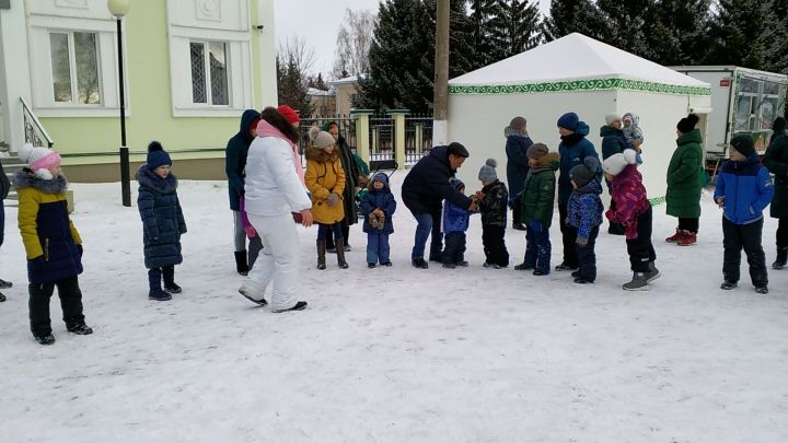 Фоторепортаж с новогоднего детского представления у центральной ёлки в Алексеевском