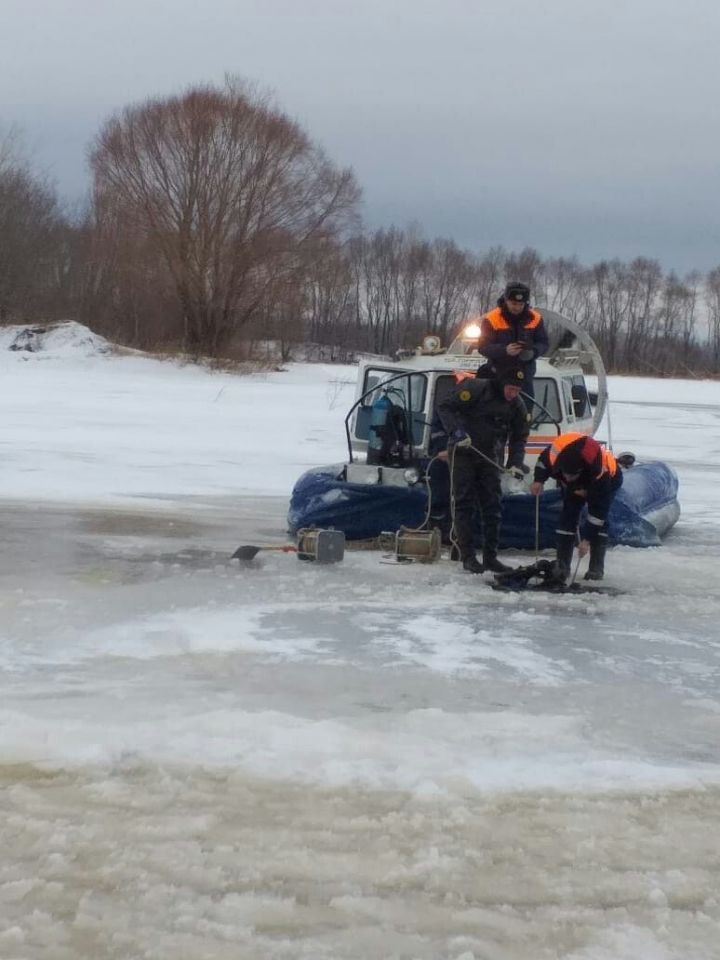 МЧС: в Чистополе машина с рыбаками провалилась под лед