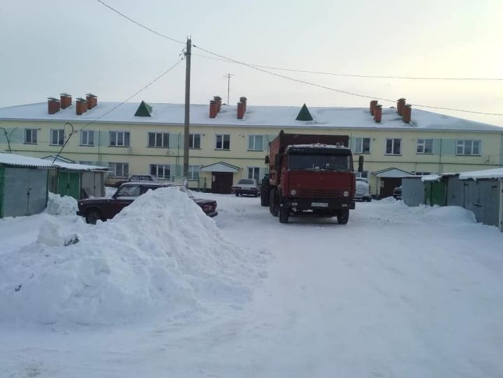 Коммунальные службы Алексеевского расчищают дворы многоквартирных домов от снега