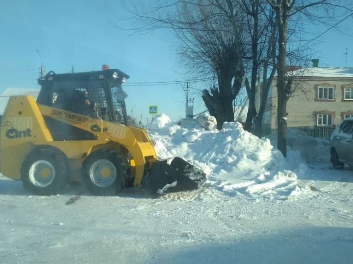 Коммунальные службы Алексеевского расчищают дворы многоквартирных домов от снега