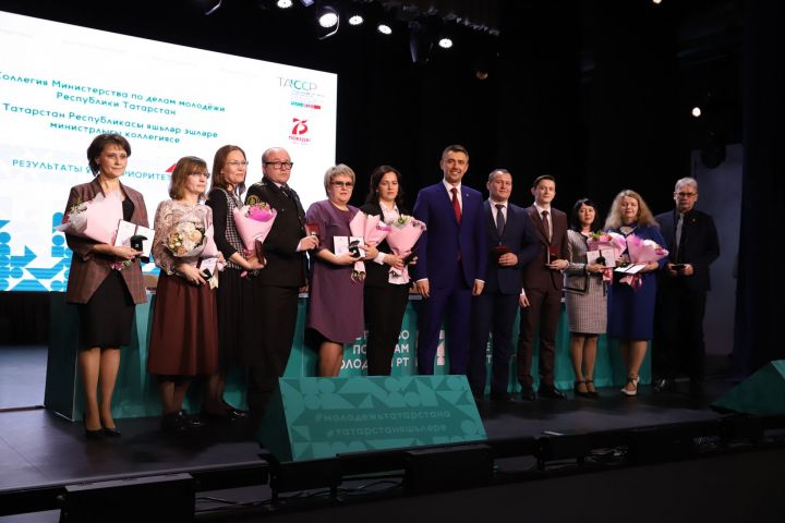 Татьяну Шерстнёву наградил министр по делам молодёжи Татарстана