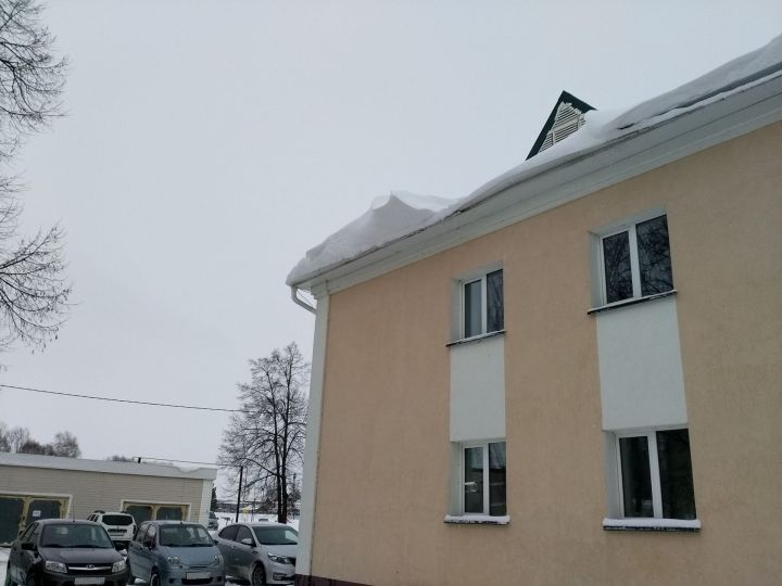 МЧС Алексеевского района предупреждает жителей об опасности схода снега и наледи с крыш зданий