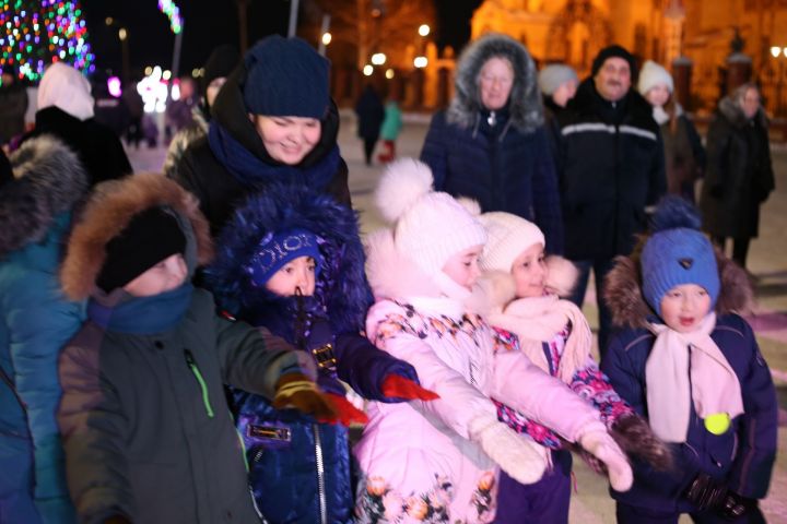 Сегодня на Соборной площади продолжается цикл новогодних детских праздников