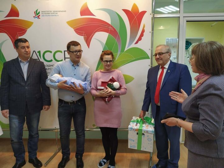 Видео: подарок от Главы района получил первый новорожденный в 2020 году алексеевец - Игнат Андреев