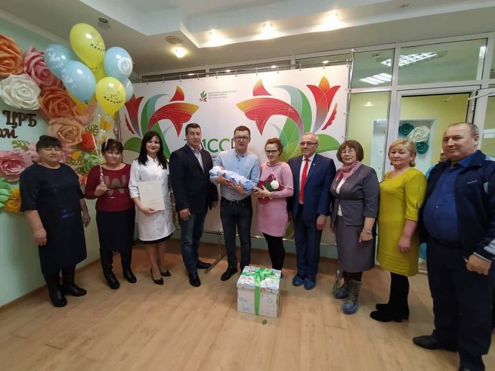 Видео: подарок от Главы района получил первый новорожденный в 2020 году алексеевец - Игнат Андреев