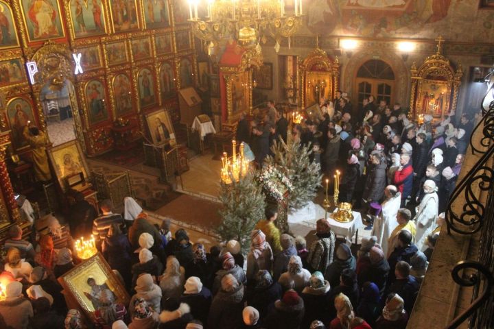 Фоторепортаж: более пятисот алексеевцев встретило Рождество на ночной службе 