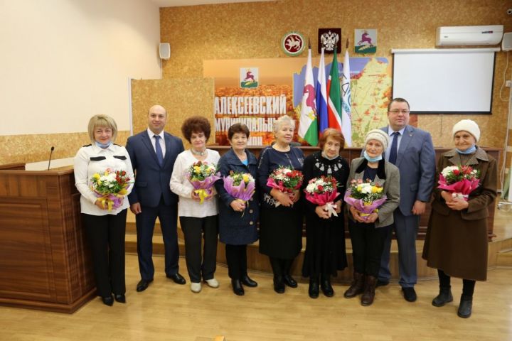Награждение работников и ветеранов налоговой инспекции и бухгалтерской службы Алексеевского района