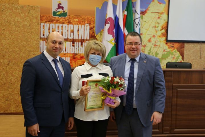 Награждение работников и ветеранов налоговой инспекции и бухгалтерской службы Алексеевского района