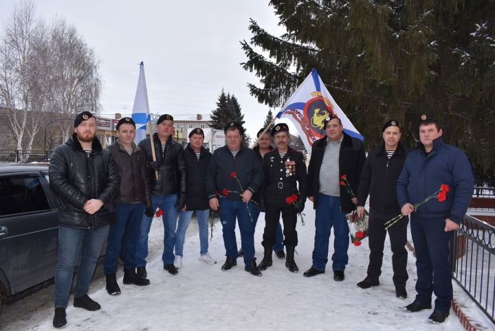 Алексеевские морские пехотинцы почтили память земляков, возложив цветы к монументу