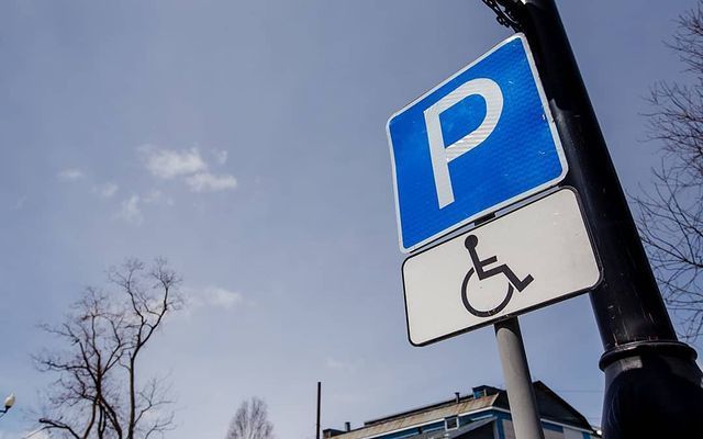 Как человеку с инвалидностью оформить разрешение на бесплатную парковку