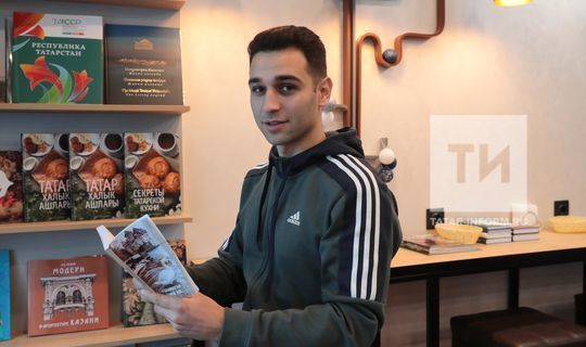 Саратовец специально посетил казанское литературное кафе ради книги «Уйламаган көнем юк»