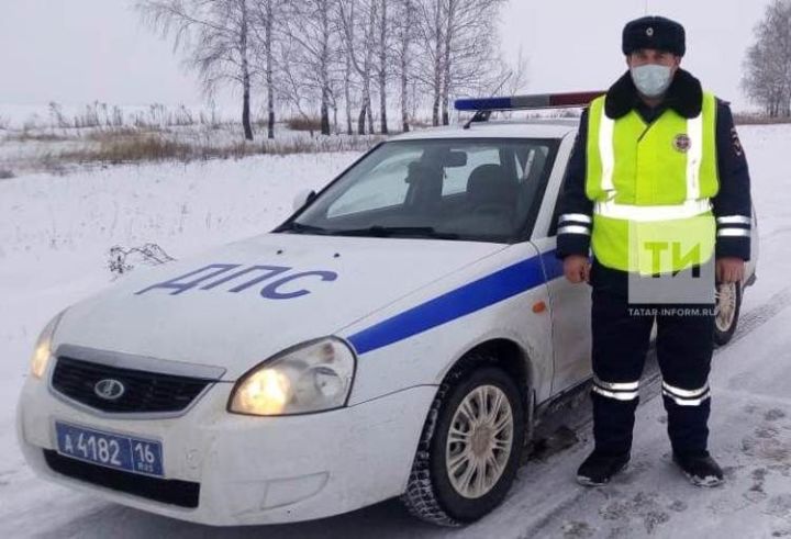Инспектор ГИБДД спас от замерзания на трассе двух человек