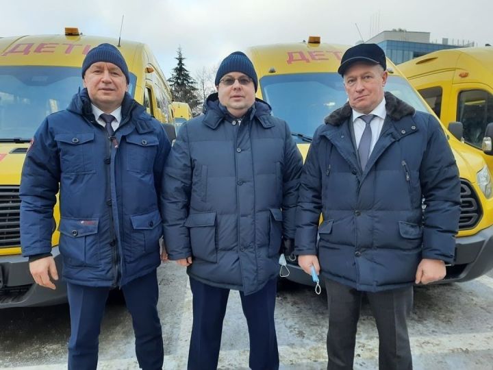 Президент Татарстана подарил два школьных автобуса Алексеевскому району