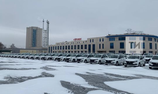 Рустам Минниханов вручил сельским больницам ключи от новых автомобилей