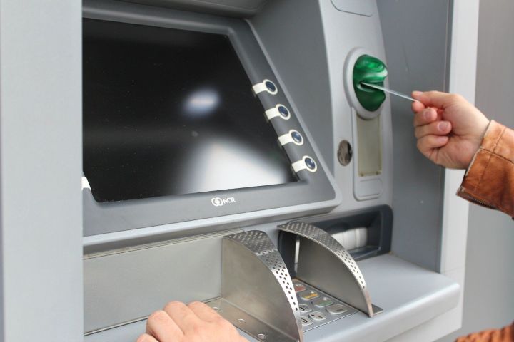 Снимать деньги в банкоматах россияне будут по-новому с 10 января