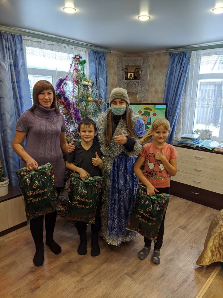 Дети из малообеспеченных и многодетных семей получили новогодние пакеты от «Элиты»
