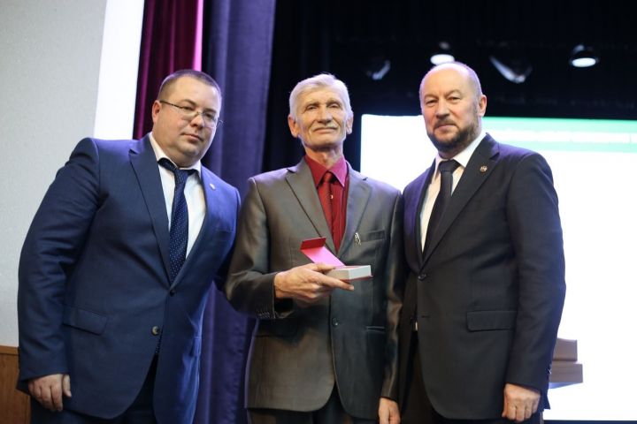 Абакумову Анатолию Николаевичу присуждено звание «Почетный гражданин Алексеевского района»