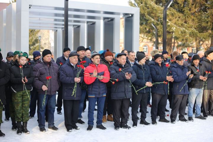 Фоторепортаж: В День воина-интернационалиста в Алексеевском прошел траурный митинг
