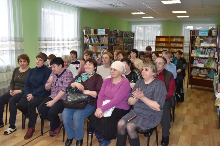 В Алексеевской центральной библиотеке прошла встреча с известным журналистом и поэтом