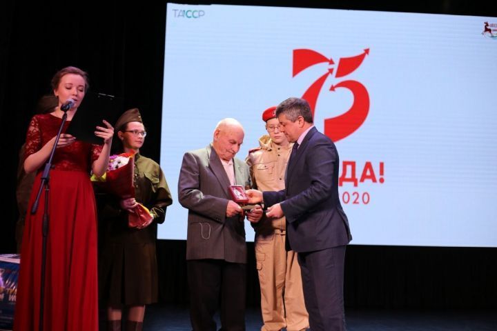 Ветеранам и труженикам тыла вручены памятные медали  «75 лет Победы в Великой Отечественной войне 1941—1945 гг.»