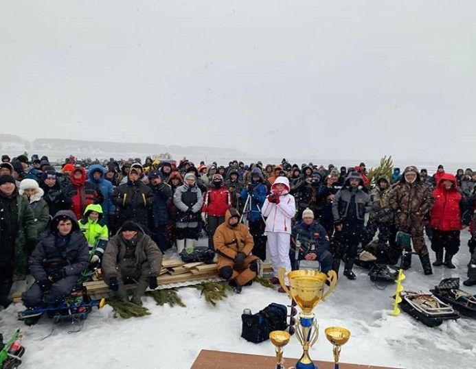 В Алексеевском районе сотни рыбаков соревновались в зимней рыбалке