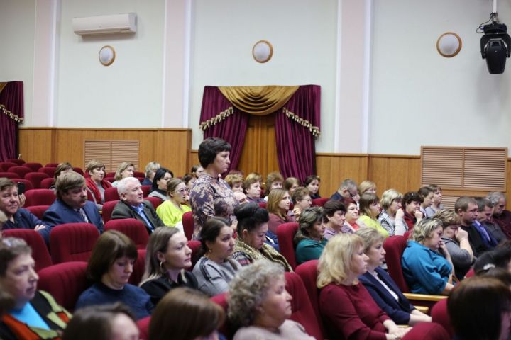 Глава Алексеевского района встретился с трудовым коллективом отдела образования