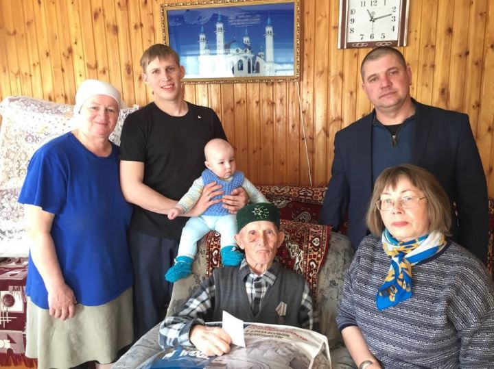 Жителям Среднетиганского сельского поселения вручили памятные медали «75-лет Победы»