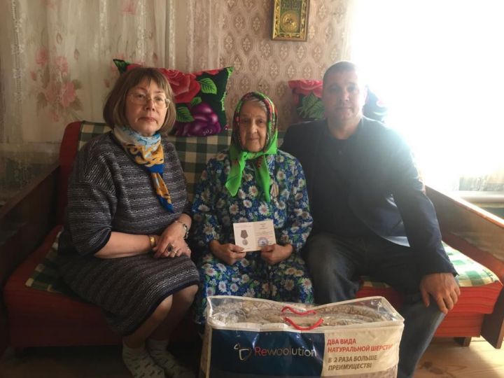 Жителям Среднетиганского сельского поселения вручили памятные медали «75-лет Победы»