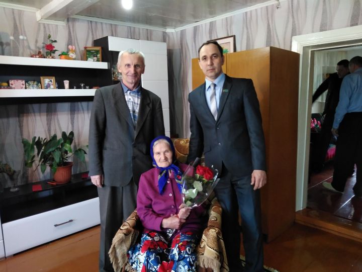 В Лебединском сельском поселении в преддверии 75 годовщины Великой Победы труженикам тыла вручили юбилейные медали, цветы и подарки