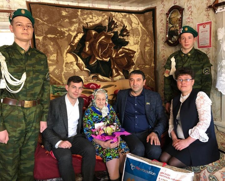 В Левашевском сельском поселении поздравили труженицу тыла Хараеву Надежду Степановну