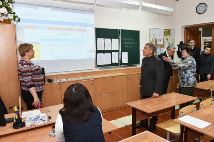 Президент РТ проконтролировал подготовленность к дистанционному обучению школьников