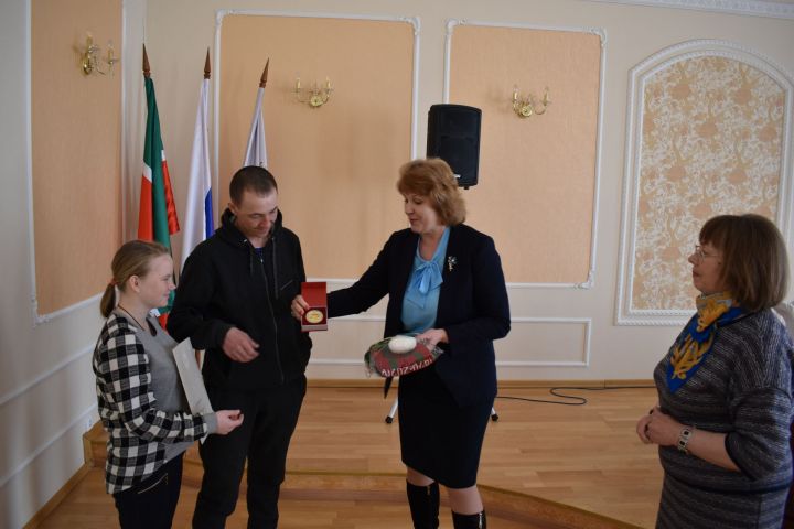 В Алексеевском ЗАГСе вручили медаль первой паре, у которой в этом году родился ребёнок в нашем роддоме